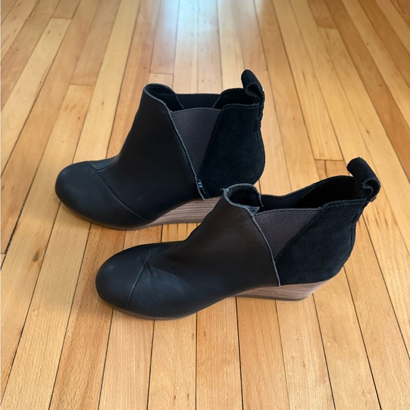 TOMS Kelsey Suede Round Town Black Ankle Booties with Tan Heel Sz 5 EUC - Picture 4 of 5